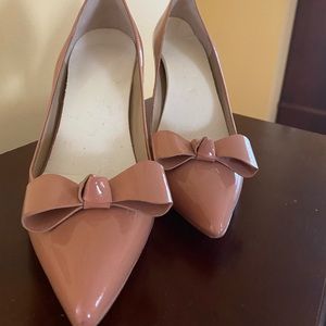 Blush Pink Size 7. Pointy heels with Bow.